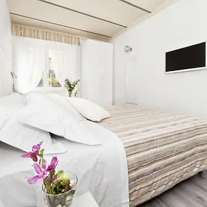 https://white-rooms-colosseo.it-romehotels.com